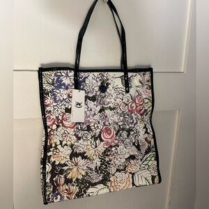Izak tote with black accents